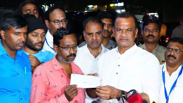 విషమంగానే శ్రీతేజ్‌ ఆరోగ్యం: మంత్రి కోమటిరెడ్డి పరామర్శ