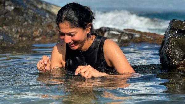 బీచ్‌లో సాయి పల్లవి రచ్చ..స్లీవ్‌లెస్‌‌తో మత్తెక్కించిందిగా..!