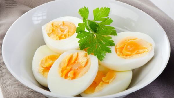 గుడ్డులోని పచ్చసొనను పక్కన పెట్టేస్తున్నారా?..