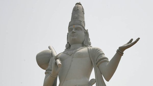 అన్నమయ్యకు శాంతా క్లాజ్ టోపీ-తిరుపతిలో అపచారం..!