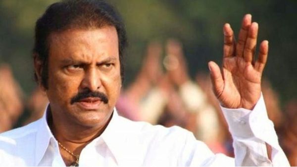 టాయ్‌లెట్‌లో చేతులు పెట్టి మోహన్‌బాబు చెక్ చేస్తాడు!