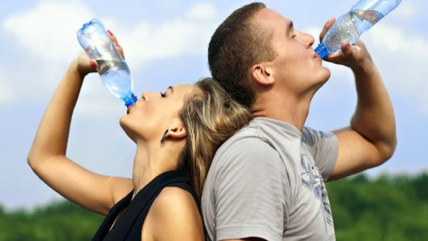 లీటర్లకు లీటర్లు వాటర్ తాగుతున్నారా? అయితే జీవితం ఫట్..!