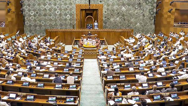 మూడంచెల విప్ జారీ: పార్లమెంట్‌లో ఏం జరగబోతోంది?