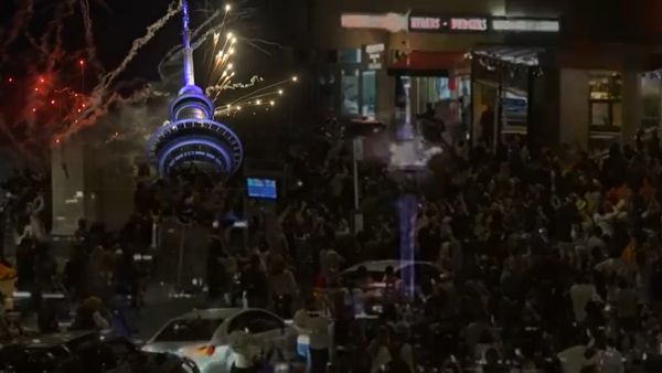 స్టన్నింగ్ ఫైర్ వర్క్స్: కొత్త ఏడాదికి గ్రాండ్ వెల్‌కమ్ పలికి తొలి దేశం..!!