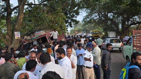 రంగారెడ్డి జిల్లాలో లారీ బీభత్సంలో ఆరుగురు మృతి, విషమంగా పలువురి పరిస్థితి!