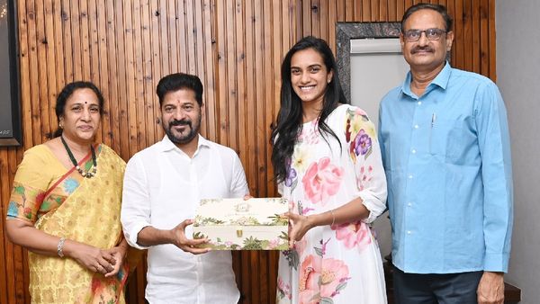 మా పెళ్లికి రండి: సీఎం రేవంత్ రెడ్డికి పీవీ సింధు ఆహ్వానం