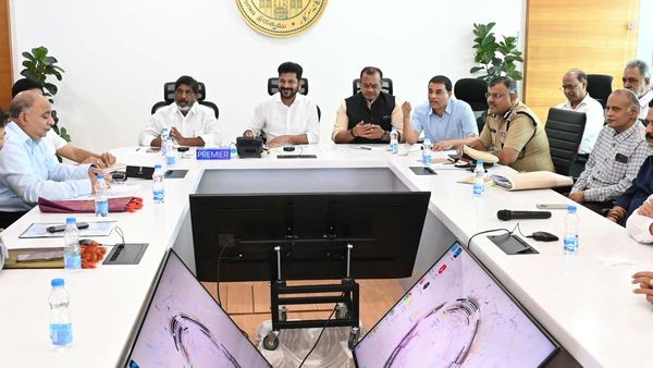 రేవంత్ తో చర్చల్లో అసలు విషయంపై నోరెత్తని టాలీవుడ్ ? 