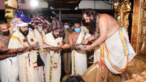 శబరిమలలో చివరి 4 రోజులు చూసి తరించాల్సిన నగల ఊరేగింపు..!!