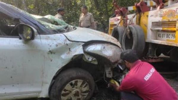 లోయలో పడ్డ అయ్యప్ప స్వాముల కారు