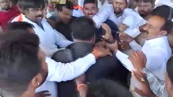 రియల్ ఎస్టేట్ బ్రోకర్ చెంప ఛెల్లుమనిపించిన ఈటల రాజేందర్