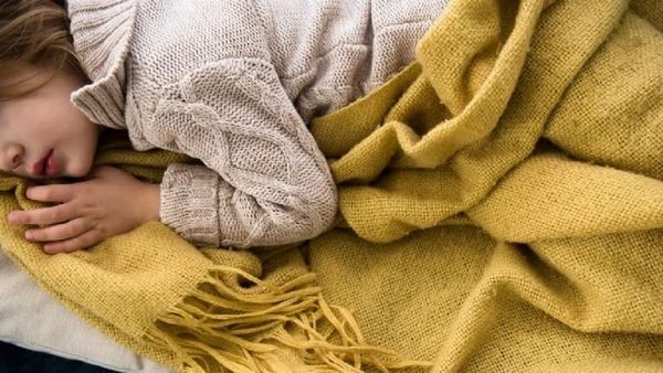 రాత్రిపూట స్వెటర్ వేసుకొని పడుకుంటున్నారా? ఇది తెలుసుకోండి!