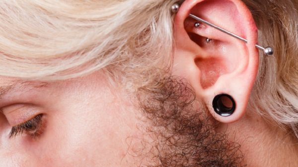 మగవారికి చెవులు కుట్టించుకుంటున్నారా? అయితే ఇవి తెలుసుకోండి.