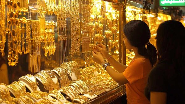 Today Gold Rate: బంగారం ధరలకు బ్రేక్.. మూడు రోజుల తర్వాత పసిడి ప్రియులకు గుడ్ న్యూస్