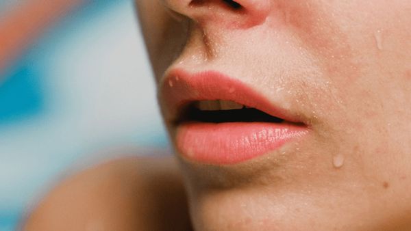 పెదవులు అదిరితే దేనికి సంకేతం? ఇది చెడు ప్రభావాన్ని చూపిస్తుందా?