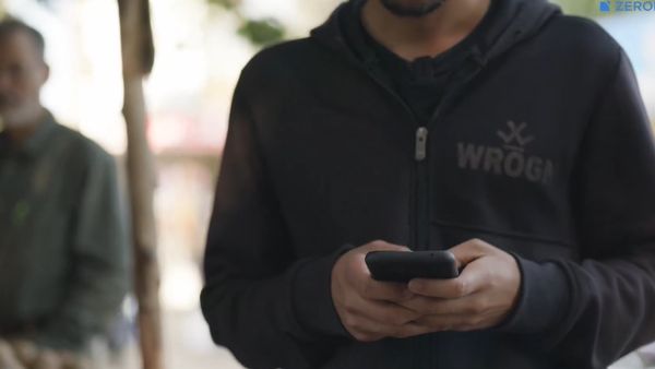 అపరిచితులు ఎవరైనా ఫోన్ అడిగితే ఇస్తున్నారా? అయితే జాగ్రత్త!