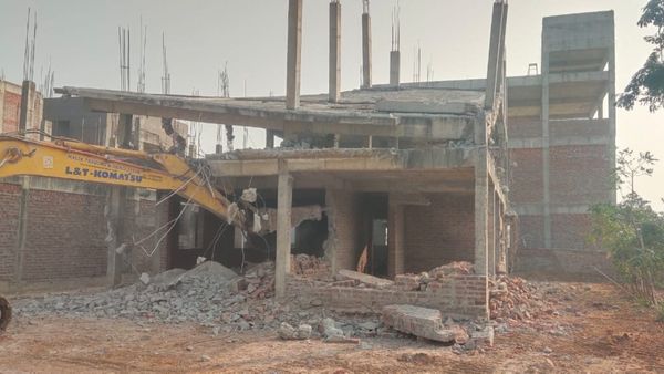 విల్లాలపై విరుచుకుపడిన హైడ్రా బుల్డోజర్లు