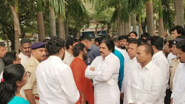 క్షమించండి - ఈవో, ఏఈవో బాధ్యులు: పవన్ కీలక డిమాండ్..!!