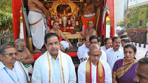 మహా కుంభమేళాకు తిరుమల శ్రీవారి కళ్యాణ రథం.. కీలక విషయాలు చెప్పిన టీటీడీ చైర్మన్!