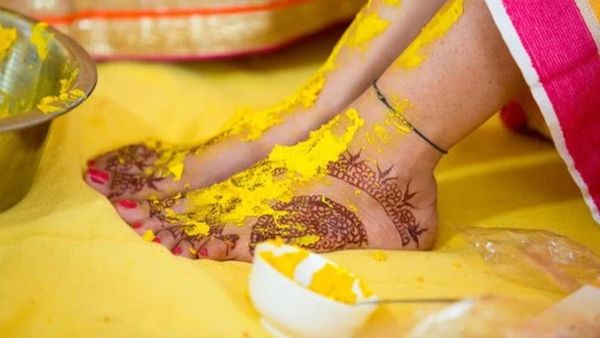 మహిళలు కాళ్లకు పసుపు ఎందుకు రాసుకుంటారో తెలుసా..?
