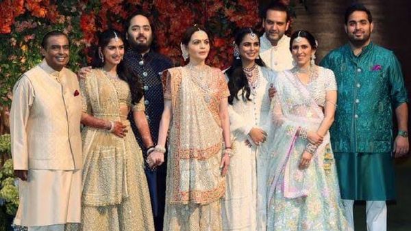 మహా కుంభమేళాకు ముకేశ్‌ అంబానీ ఫ్యామిలీ..