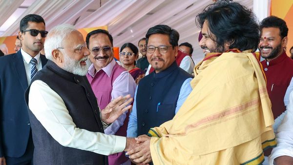 పవన్ ను మోదీ ఏమన్నారు - ఆ నవ్వుల వెనుక..!!