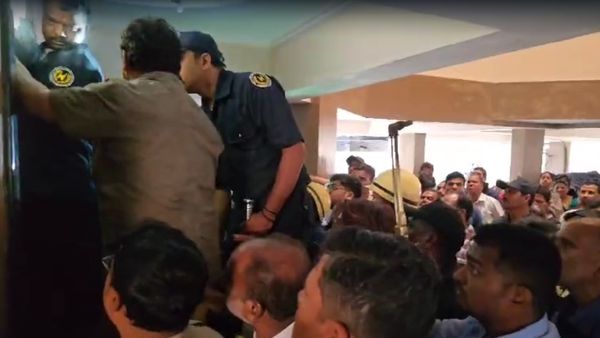 హైదరాబాద్ లో షాకింగ్ ఘటన.. లిఫ్ట్ లో ఇరుక్కుపోయిన నాలుగేళ్ల బాలుడు