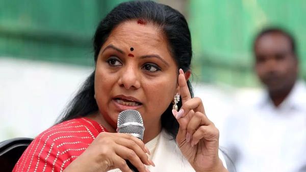 పింకు బుక్‌ మెయింటెన్ చేస్తున్నాం.. అందరి లెక్కలు తేలుస్తామని కవిత వార్నింగ్  