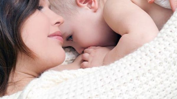 కాలేజీ బాత్రూమ్ లో బిడ్డను కని.. చెత్తకుండీలో పడేసి..