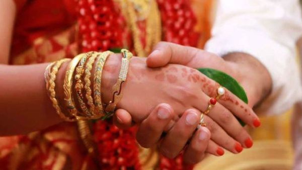 మరణించివారు పెళ్లికి ఆహ్వానిస్తే.. వెరైటీ వెడ్డింగ్ కార్డు..మీరూ చూడండి..