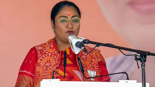 కొలువు దీరిన కొత్త సర్కార్: నాలుగో మహిళా సీఎంగా చరిత్ర