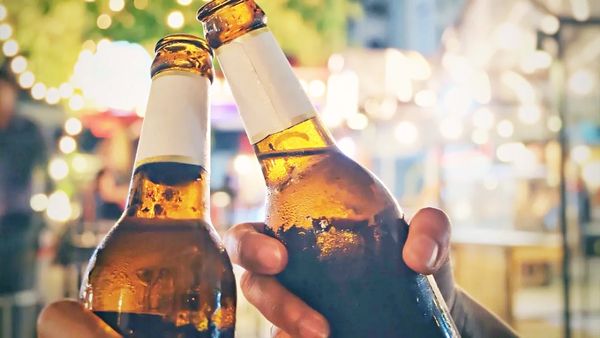 డబుల్ కిక్.. ఒక బీర్ కొంటే మరొకటి ఫ్రీ.. రెండు రోజులే ఆఫర్..!