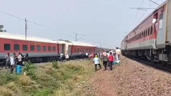 ఉగాది నాడే.. పట్టాలు తప్పిన బెంగళూరు సూపర్ ఫాస్ట్ ఎక్స్‌ప్రెస్