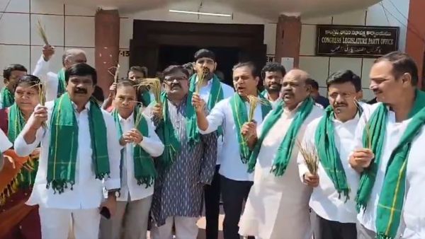 బీఆర్ఎస్ ఆసక్తికర నినాదాలు- అసెంబ్లీ ఆవరణలో ఆందోళన