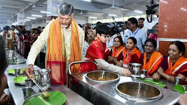 శ్రీవారి భక్తులకు స్వయంగా ప్రసాదాలు వడ్డించిన చంద్రబాబు..!!