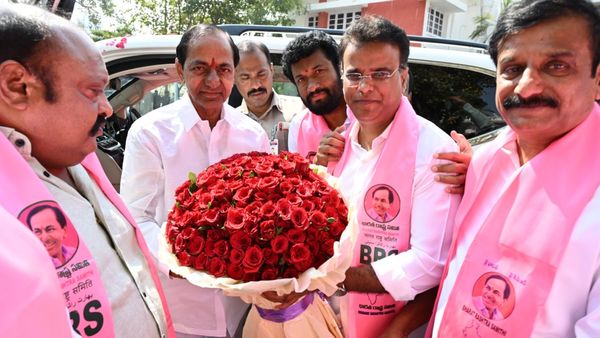 KCR: గంట ముందే అసెంబ్లీకి కేసీఆర్.. ఘన స్వాగతం పలికిన పార్టీ ఎమ్మెల్యేలు