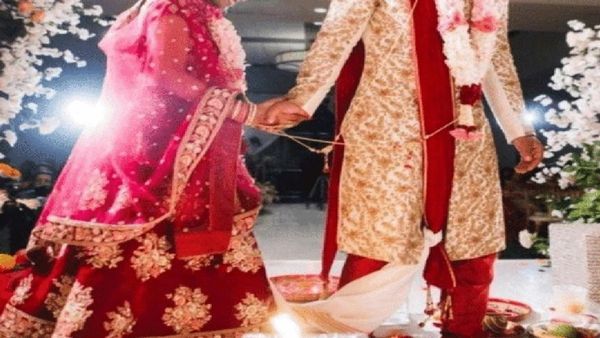 ఇదేం ట్విస్ట్ రా నాయనా.. ఒకేరోజు ఇద్దరితో పెళ్లి.. ఉదయం గర్ల్ ఫ్రెండ్.. సాయంత్రం..