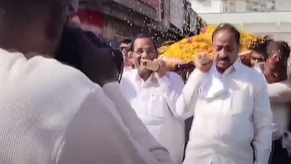 అనుచరుడి పాడె మోస్తూ కన్నీళ్లు పెట్టుకున్న మంత్రి.. వీడియో వైరల్ 
