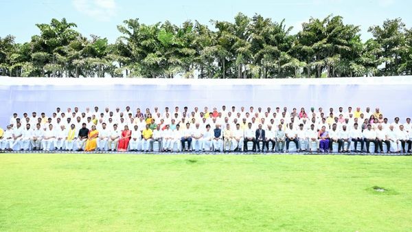 ఏపీ అసెంబ్లీలో ఫొటో సెషన్- పార్టీలకతీతంగా ఎమ్మెల్యే, ఎమ్మెల్సీల చిట్ చాట్..! 