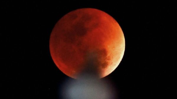 వీడియో: చందమామపై నిల్చొని `గ్రహణ వీక్షణం`- అదే వెరైటీ