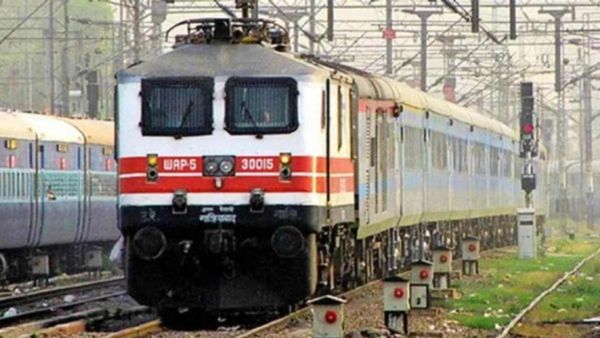 హైదరాబాద్-విశాఖ ప్రయాణికులకు హోలీ స్పెషల్ రైళ్లు..! స్టాప్ లు ఇవే..!