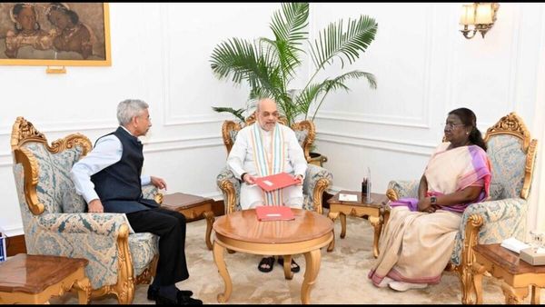 రాష్ట్రపతితో అమిత్ షా, జైశంకర్ భేటీ, చేతిలో రెడ్ ఫైల్!