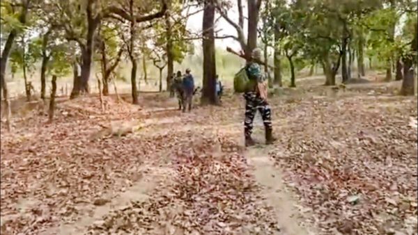 తెలంగాణ-ఛత్తీస్‌గఢ్ సరిహద్దులో భారీ ఎన్‌కౌంటర్, 20 వేల బలగాలతో!