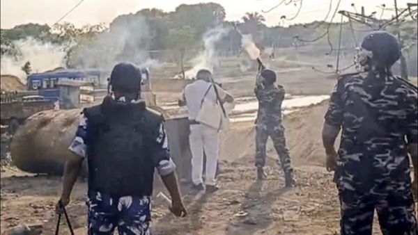 బెంగాల్ ఆందోళనలు హింసాత్మకం, ముగ్గురు మృతి, కేంద్ర బలగాల ఎంట్రీ