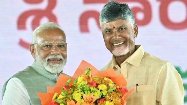ప్రధానితో చంద్రబాబు దంపతుల భేటీ - కీలక మలుపు..!!