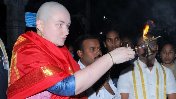  సంప్రదాయ బద్దంగా - శ్రీవారి సుప్రభాత సేవలో అన్నా లెజినోవా..!!