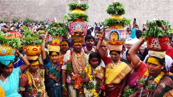 తెలంగాణా బోనాల జాతరకు ముహూర్తం ఫిక్స్.. గోల్కొండ జగదాంబిక ఎల్లమ్మకు తొలిబోనం!