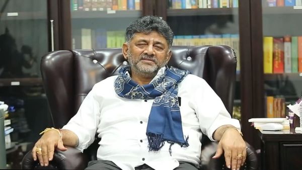 బీజేపీకి కంగ్రాట్స్ చెప్పిన డీకేశి- చిరునవ్వుతో మంట