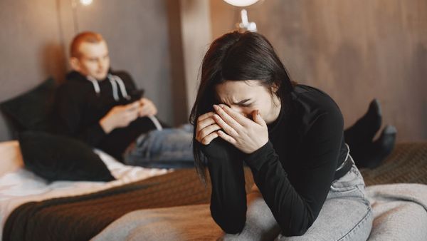 కొంపలను కూలుస్తున్న ఫ్లడ్లైటింగ్ రిలేషన్షిప్.. ఇంతకీ ఈ విష సంస్కృతి ఏమిటి?