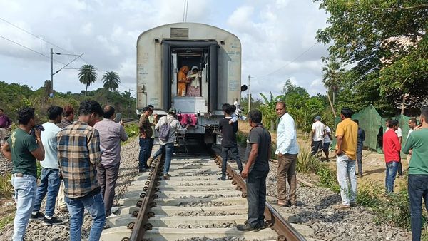 ఫలక్ నుమా ఎక్స్ ప్రెస్ కు తప్పిన భారీ ప్రమాదం-రెండు ముక్కలుగా విడిపోయి..!