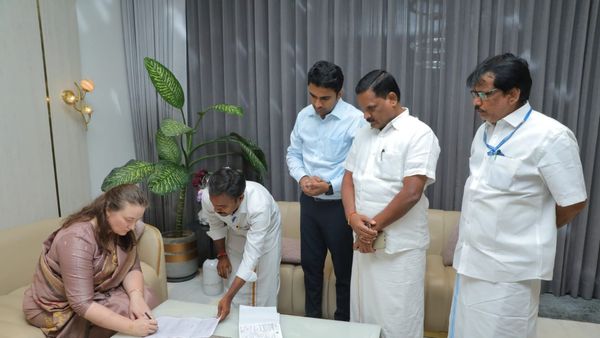 తిరుమలలో పవన్ సతీమణి అన్నా లెజినోవా.. టీటీడీ ఉద్యోగుల సమక్షంలో డిక్లరేషన్!